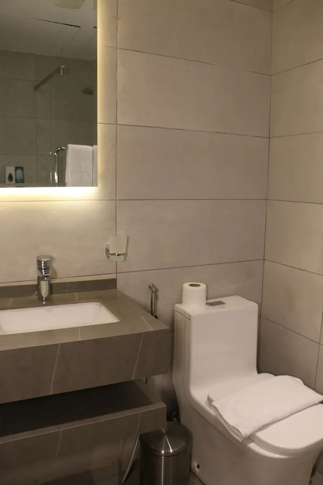 غرفة عائلية رباعية بسرير كينج وسريرين منفصلين، Kaya Hotel Amman 3/4