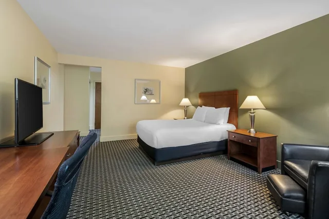 جناح بسرير كوين مع أريكة لذوي الإعاقة، Best Western Plus Brunswick Bath 3/8