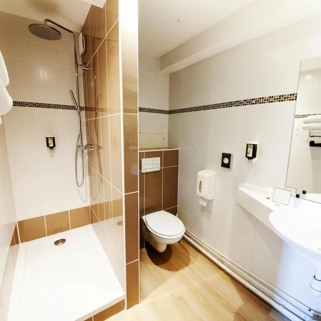 غرفة ثلاثية بسرير كوين، Comfort Hotel Clermont Saint-Jacques 8/9