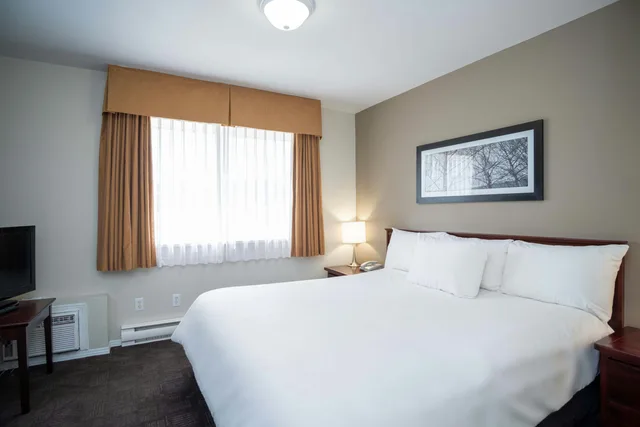 جناح بسرير كينج مع أريكة بمطبخ، Sandman Hotel & Suites Williams Lake 1/3