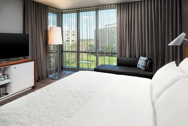 غرفة ديلوكس ركنية بسرير كينج، Le Méridien Chicago - Oakbrook Center 1/6