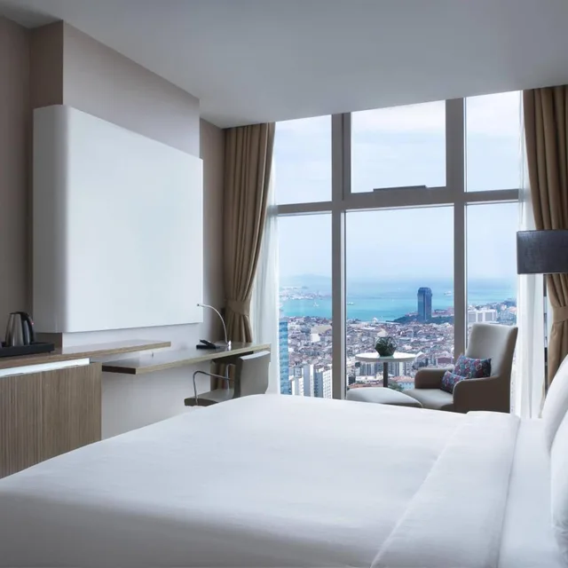 غرفة تنفيذية بسرير كينج بإطلالة على البحر مع دخول الصالة، Istanbul Marriott Hotel Sisli 2/10