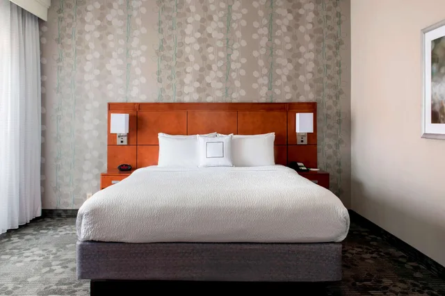 غرفة بسرير كينج مع أريكة بحوض استحمام لذوي الإعاقة، Sonesta Select Newport Middletown 2/6