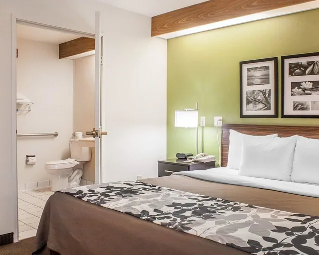 غرفة بسرير كوين بحوض استحمام لذوي الإعاقة، Sleep Inn Sea Tac Airport 5/10
