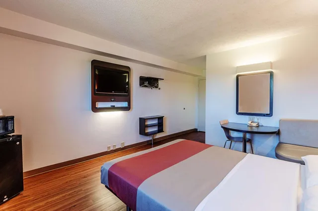 1 King Bed - Mobility Accessible Tub, Nsmk، Motel6 Martinsburg, WV 6/10