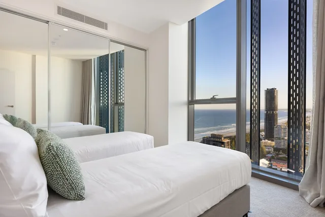 غرفة بريميوم بسرير كينج وسريرين منفصلين بإطلالة على البحر بغرفتي نوم، ULTIQA Signature at Broadbeach 4/6
