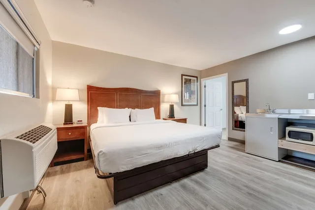 غرفة قياسية بسرير كينج، Suburban Studios Near Mesa Verde 3/8