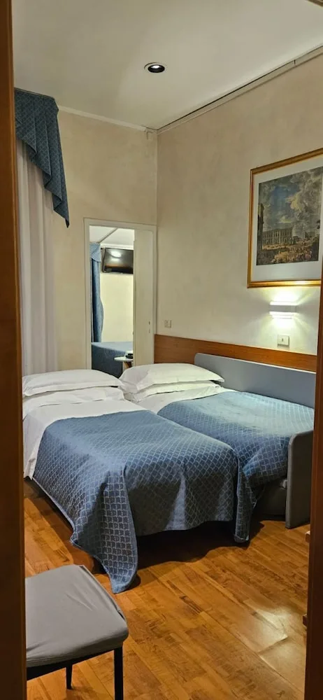 Room, Quadruple, King and Twin Beds, Hotel Julia 5/9