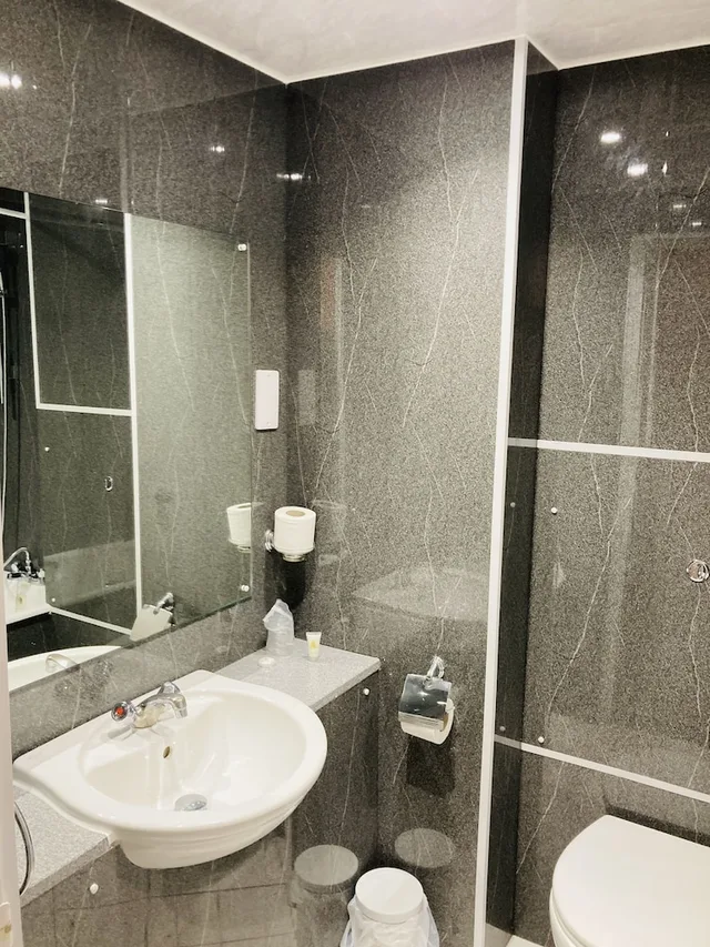 Room, Twin Beds, Britannia Hotel Newcastle Airport 3/4