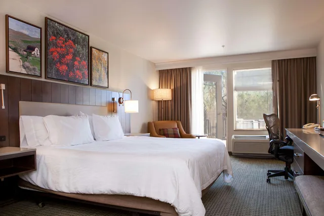 غرفة بسرير مزدوج بإطلالة على النهر، Hilton Garden Inn Boise/Eagle 1/2