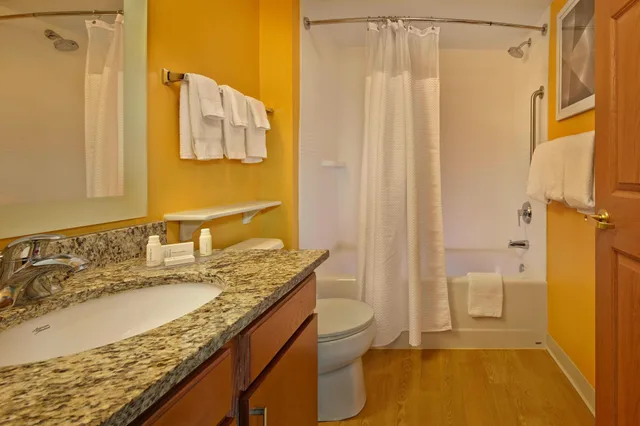 جناح ديلوكس بسرير كينج وسرير كوين بغرفتي نوم مع أريكة، The Residences at Tewksbury (ex. Towneplace Suites By Marriott Boston Tewksbury) 1/2