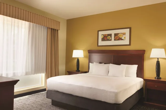 جناح بسريرين كوين بغرفة نوم واحدة مع أريكة، Country Inn and Suites By Radisson, Goodlettsville, TN 2/3