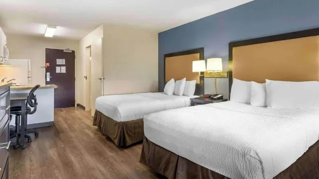 غرفة بسريرين مزدوجين بمطبخ، Studio6 Extended Stay Fishkill Westage Center NY 2/10