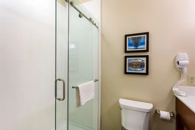 جناح بسرير كينج، Sonesta Essential Hotels Baton Rouge 7/7