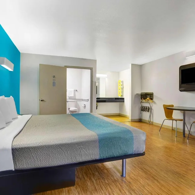 1 King Bed - Mobility Accessible Tub, Nsmk، Motel6 Anderson, CA - Redding Airport 9/10