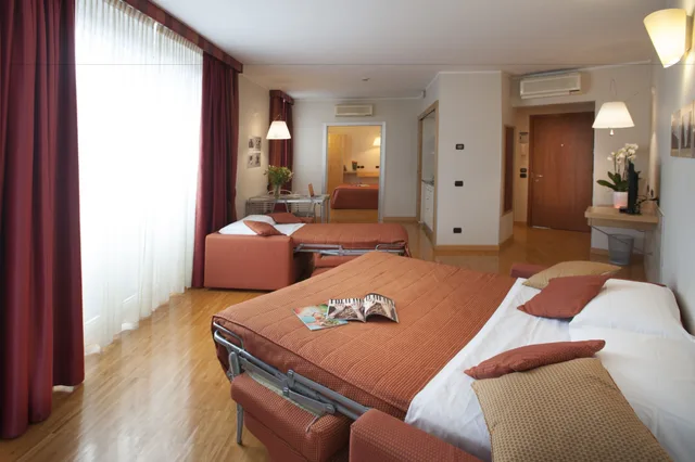 جناح بسرير فردي بشرفة مع أريكة، Alba Residence 3/8