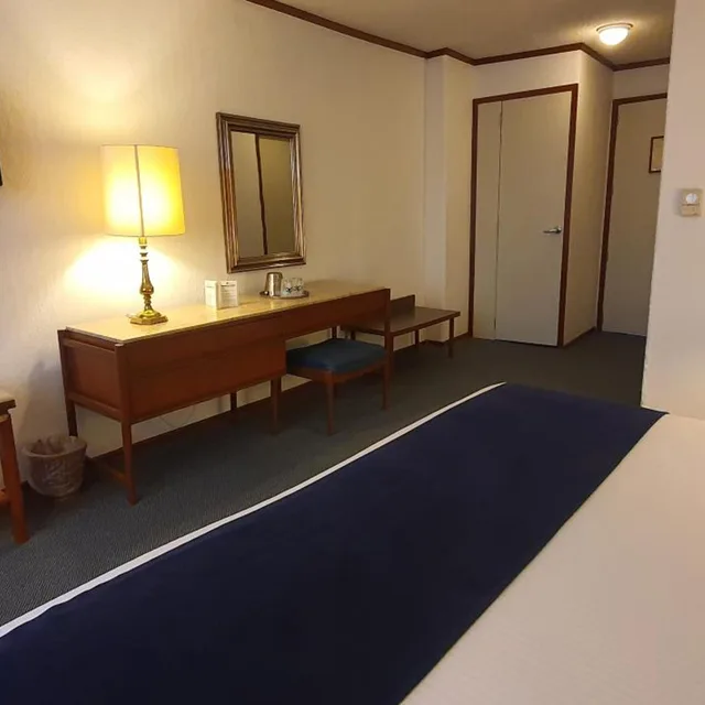 جناح جونيور، Bristol Hotel 10/10