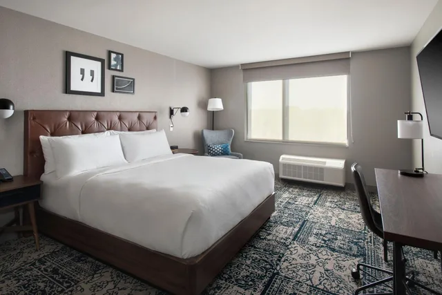 غرفة بسرير كينج بحوض استحمام لذوي الإعاقة، Four Points by Sheraton Albany 4/10