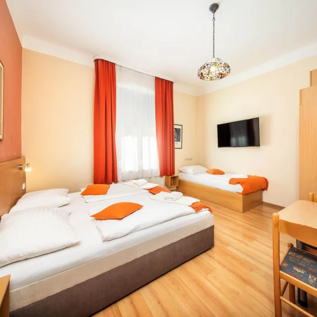 غرفة ثلاثية بسرير فردي، Hotel Golden City Garni 3/8