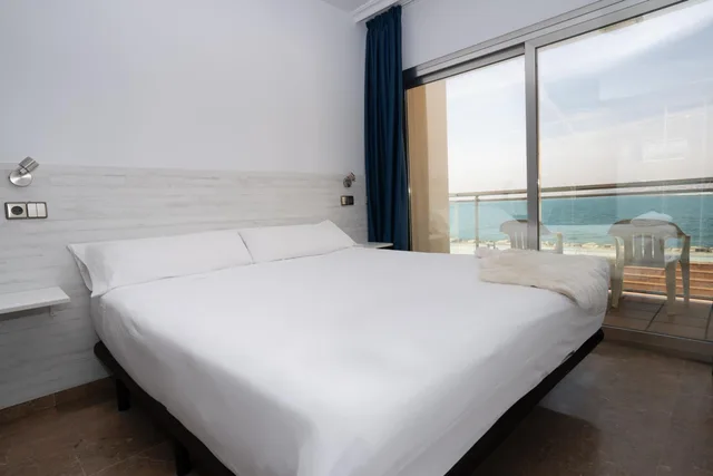 غرفة بسرير مزدوج بإطلالة على البحر بشرفة، Port Sitges Resort Hotel 6/10