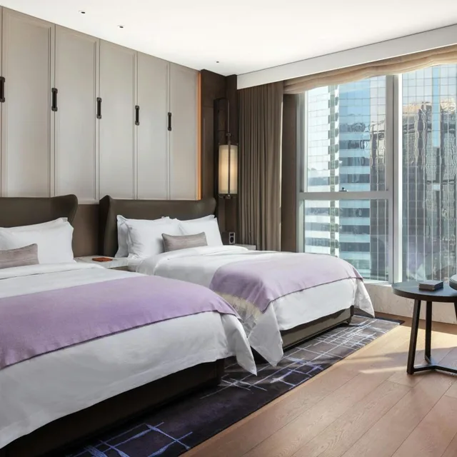 غرفة ديلوكس بسريرين كوين بإطلالة على المدينة، The St. Regis Hong Kong 2/7