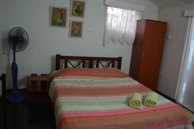 غرفة بسرير مزدوج بحمام خاص، Hanthana Breeze Home Stay 1/5