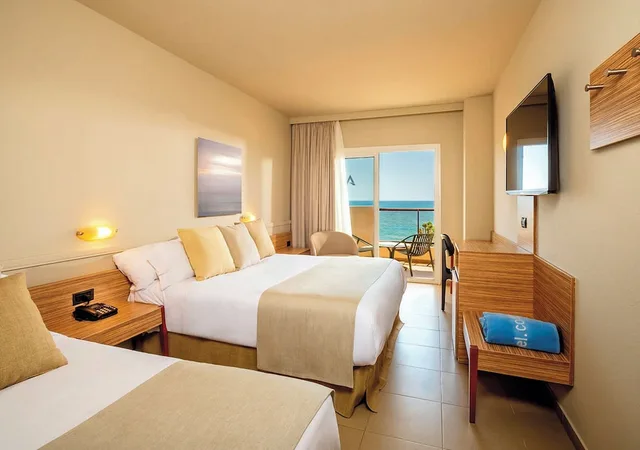 غرفة بريميوم ثلاثية بسرير كوين وسرير فردي بإطلالة على البحر، AQUA Hotel Promenade & Spa 1/6