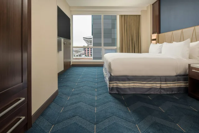 جناح ركني بسرير كينج، Embassy Suites By Hilton Seattle Downtown Pioneer Square 1/2