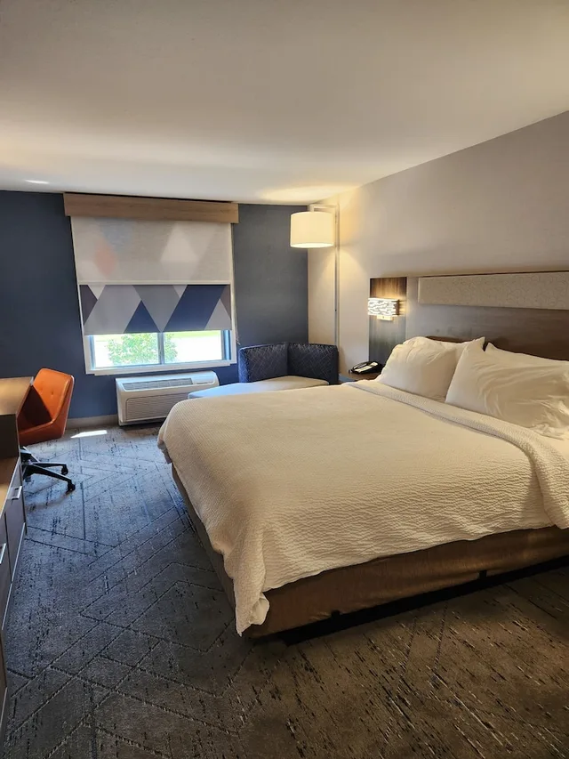 Standard, Queen Bed, Holiday Inn Express Hotel Suites Crawfordsville 2/4