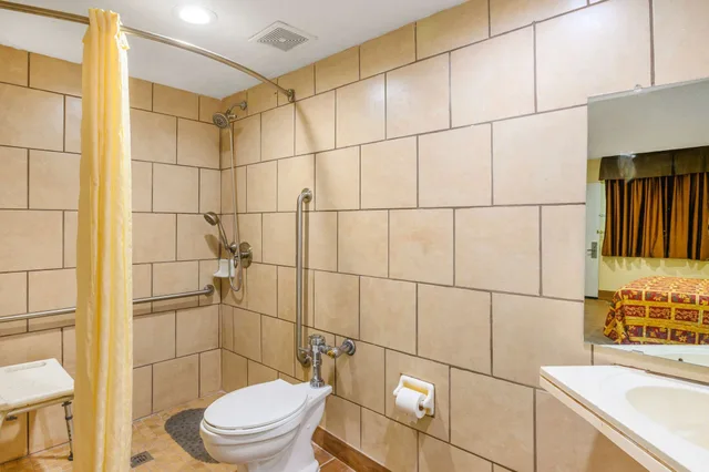 Room, King Bed, Exterior Entrance، Rodeway Inn Metairie - New Orleans West 4/4