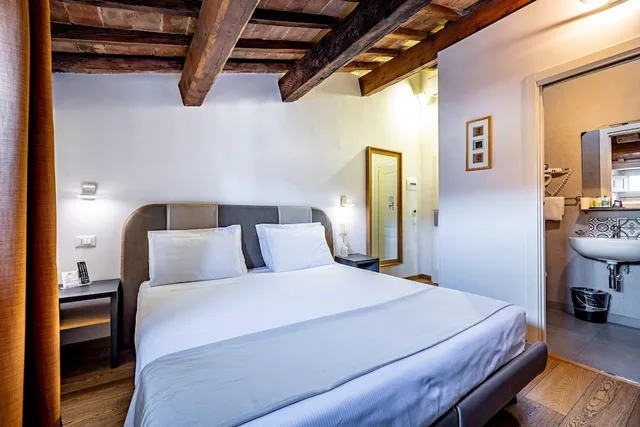 Economy, Queen Bed, Attic، Martelli 6 Suite And Apartments 4/5