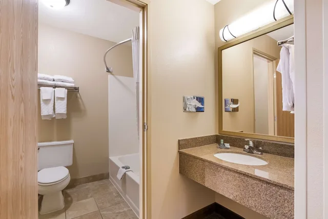 غرفة قياسية بسرير كوين، Best Western Empire Towers 2/2