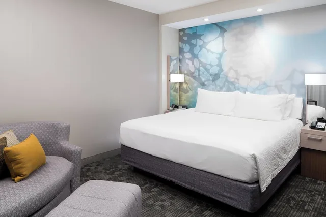غرفة بسرير كينج بشرفة مع أريكة، Courtyard by Marriott Hilton Head Island 1/3