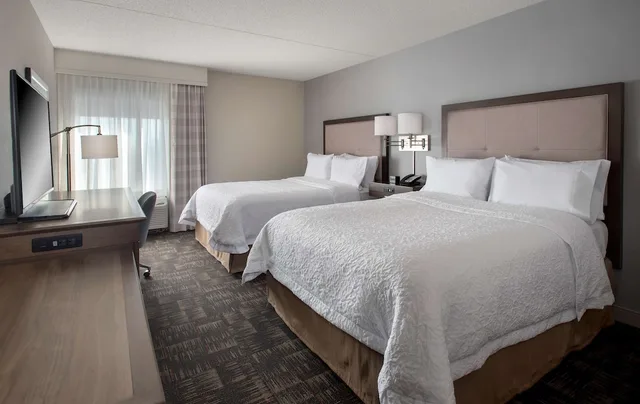 غرفة بريميوم بسريرين كوين، Hampton Inn Boston Logan Airport 2/4