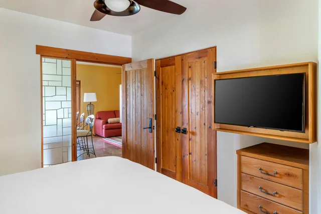 1 Bedroom, King Bed, Hilton Grand Vacations Club Palm Desert 2/3