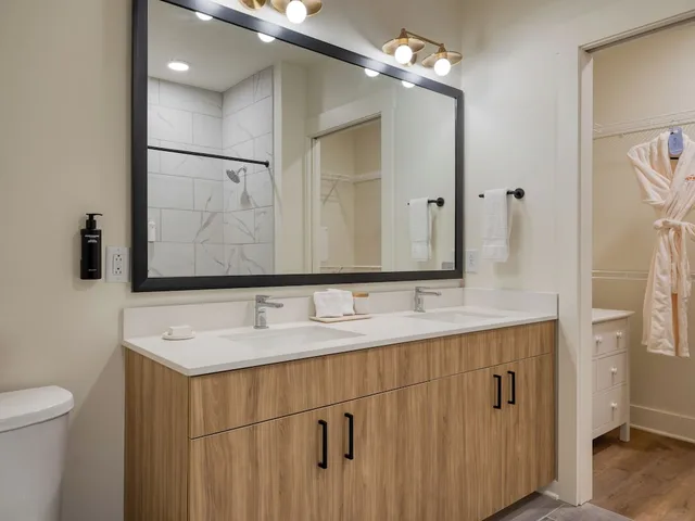 جناح بسرير كينج بغرفة نوم واحدة مع أريكة، The Gilmore, an AvantStay Hotel 4/5