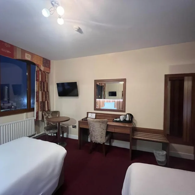 Room, Twin Beds, West County Hotel 8/10