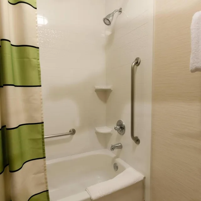 غرفة بسريرين كوين بحوض استحمام لذوي الإعاقة، Fairfield Inn Potomac Mills 3/3