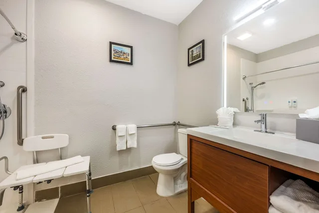 جناح بسريرين كوين لذوي الإعاقة، Comfort Suites Omaha East-Council Bluffs 4/4