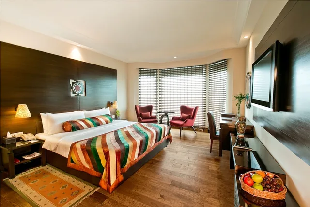 غرفة بريميوم بسرير كينج، THE LALIT JAIPUR 2/5