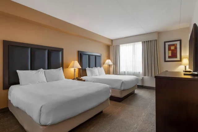 غرفة بسريرين كوين، Best Western Plus Burlington Inn and Suites 1/2