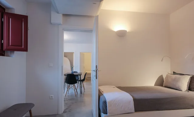 Semi Basement, 2 Bedrooms, Suite, 2 Queen Beds, Patio، Aplada Suites 3/5