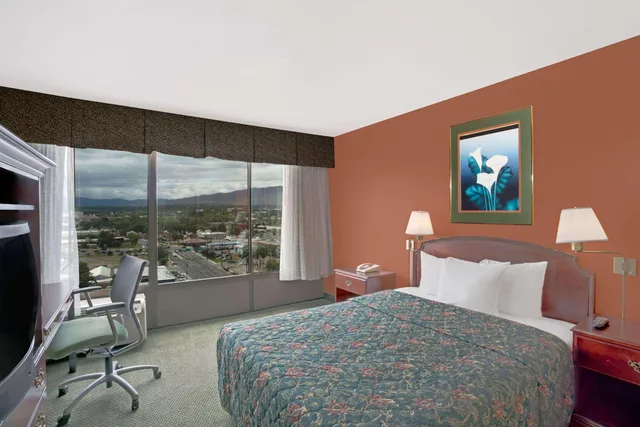 غرفة بسرير كوين للمدخنين، Ramada By Wyndham Reno Hotel And Casino 1/2