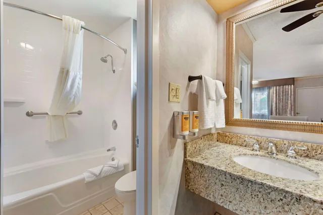 غرفة بسرير كينج للمدخنين، Best Western Plus Black Oak 4/5