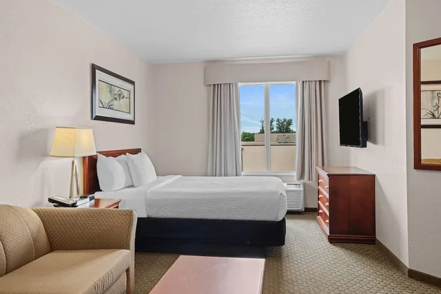 Efficiency, 2 Queen Beds, Sofa، Days Inn & Suites by Wyndham Winkler 1/6