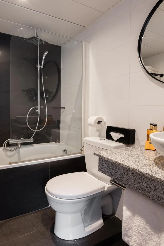 غرفة بسرير كينج بشرفة، Hotel Royal Saint Germain 6/6