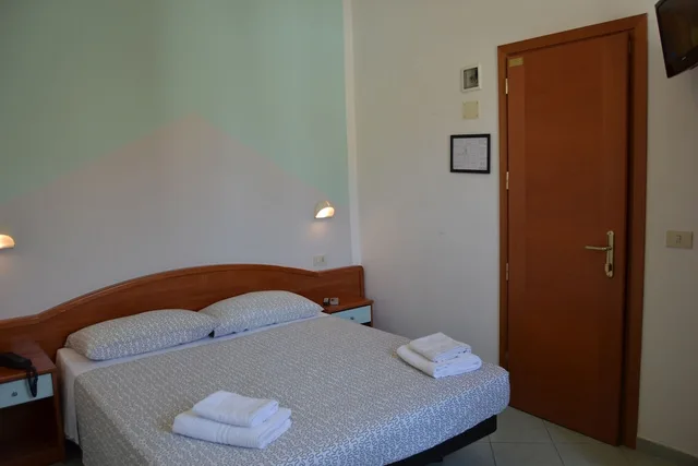 Room, Queen Bed, Hotel Villa Caterina 7/10