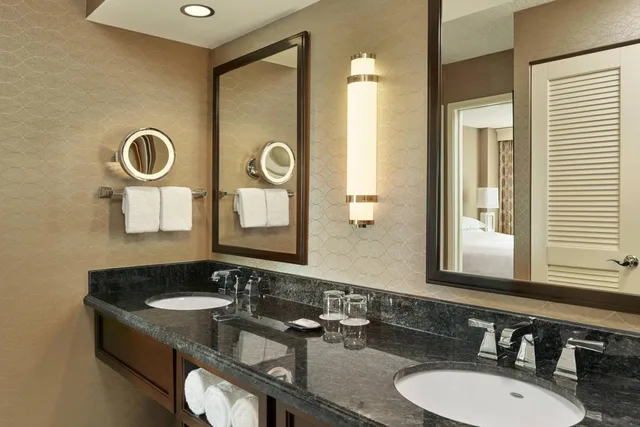 جناح بسرير كينج بغرفة نوم واحدة مع أريكة بحوض استحمام لذوي الإعاقة، Sheraton Suites Fort Lauderdale West 3/5
