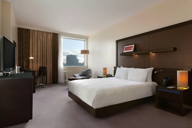 2 Bedrooms, Connecting, Family, 2 Double Beds, Hilton London Canary Wharf 4/10