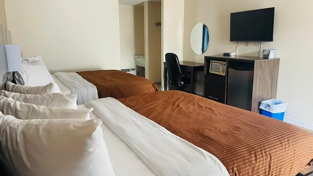 غرفة بسرير كينج وسريرين كينج، The Universal Inn And Suites 6/6